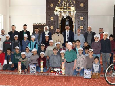 Namaza giden çocuklara ödül! Cumhuriyet ve Sözcü durumdan rahatsız oldu