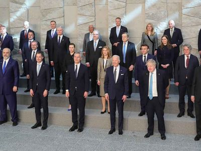 NATO Liderler Zirvesi'nde ilk temaslar: Aile fotoğrafı çekildi!