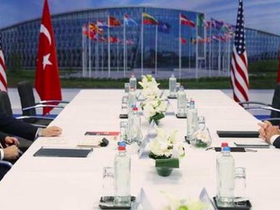 NATO Zirvesi'nde Dikkat Çeken Kitap! Cumhurbaşkanı Erdoğan, Biden'a Kitap Hediye Etti