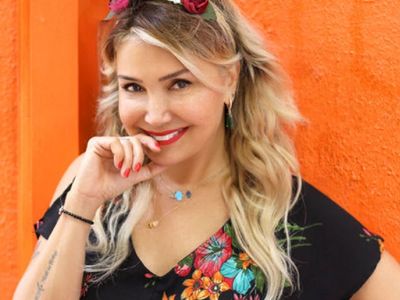 Ne yaptın Yonca Evcimik! Sahne kıyafeti beze benzetildi