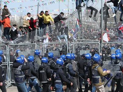 Nevruz etkinliklerinde terör örgütü sloganı atıp polise saldırdılar