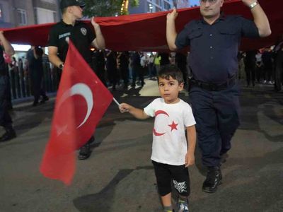 Niğde'de 15 Temmuz'un 10. yılında fener alayı ve demokrasi nöbeti