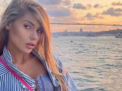 Nihal Candan çok konuşulan sosyal medya paylaşımlarına hız kesmeden devam ediyor! Göğüs dekolteli derin yırtmaçlı elbisesiyle boğaza karşı poz verdi