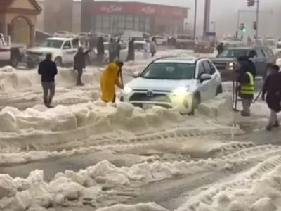 Nisan ortasında Suudi Arabistan’da ceviz büyüklüğü dolu yağdı