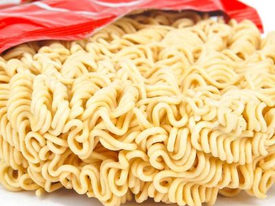 Noodle zararlı mı, kısırlık yapar mı? Noodle kısırlık söylentileri doğru mu? İndomie noodle zararları nelerdir?