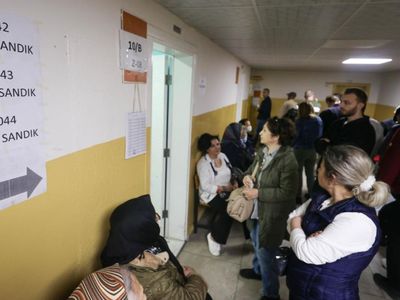 O okulda adım atacak yer yok: Oy kullanma sırası merdivenlere kadar uzadı