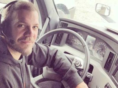 Oğlu kadar olamadı! Tolga Karel'in terk ettiği oğlu Cihangir dedesinin cenazesindeyken babası sadece paylaşım yapmakla yetindi