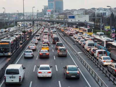Öğrenciler yola çıktı araç kuyrukları uzadı: İstanbul’da haftanın ilk günü trafik yoğunluğu arttı