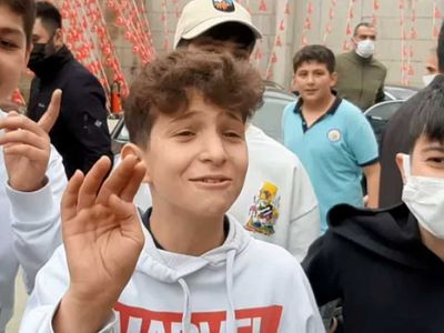 Öğrencilerden Bakan Özeri'i güldüren istek: Sınıfta kalma olmasın, beden 4 ders olsun