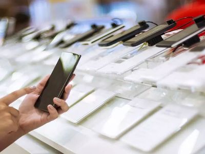 Öğrencilerin beklediği haber geldi: Vergisiz alınacak telefonların modelleri belli oldu