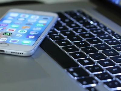 Öğrencilerin beklediği haber Resmi Gazete’de yayımlandı: Vergisiz telefon ve bilgisayar desteği detayları belli oldu