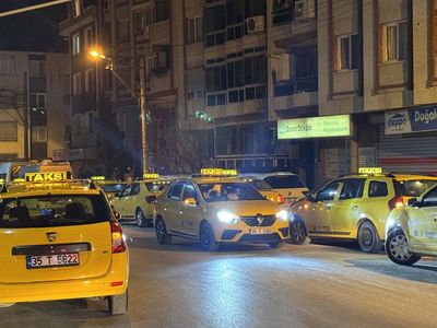 Oğuz Erge’yi meslektaşları yalnız bırakmadı: Cenazesi 250 araçlık taksi konvoyuyla adli tıpa getirildi!