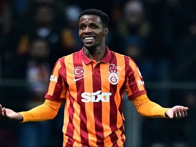 Okan Buruk üstünü çizdi Galatasaray’dan ayrılıyor: Wilfried Zaha yeniden İngiltere’ye dönüyor