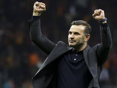 Okan Buruk’tan maç sonu Fenerbahçe’ye gönderme: Farklı statlarda farklı kararlar veriliyor