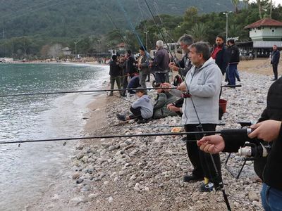 Oltasını kapan sahile koştu: Kilolarca balık yakaladılar