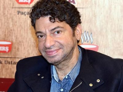 Ölümün kıyısından dönen arabesk müziğin efsanevi ismi Hakan Taşıyan, Yıldız Tilbe'nin şarkısıyla piyasaya geri dönüyor!