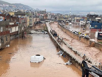 Önce deprem sonra sel vurdu: Görüntüler görenleri dehşete düşürdü