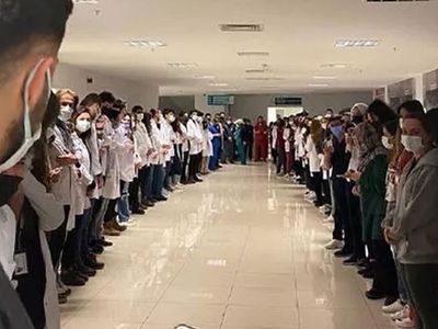 Önce doktoru darp etti, sonra hastanede tedavi oldu! Çalışanlar protesto etti