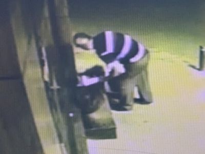 Önce tadına baktı sonra kasasıyla birlikte çaldı! O anlar kamera görüntülerine yansıdı