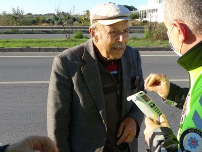 Önündeki Otomobile Çarpan 83 Yaşındaki Sürücü Polislere Zor Anlar Yaşattı