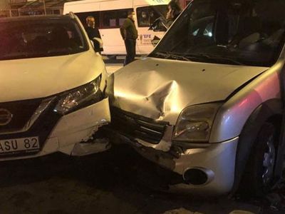 Önüne Çıkan Köpeği Ezmemek İçin Otomobillere Çarptı
