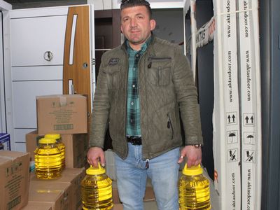 Ordu'da bir esnaf stokçulara inat kampanya başlattı: Çelik kapı alana 5 litre yağ hediye!