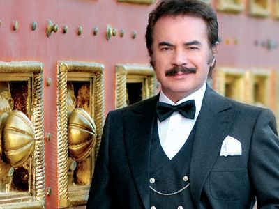 Orhan Gencebay’ın Edep Çıkışı Sonrası Hülya Avşar’ın Kalçasına Vurduğu Görüntüleri Sosyal Medyaya Damga Vurdu!