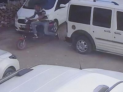 Osmaniye’de akıllara durgunluk veren hırsızlık olayı! Yardımda bulunarak motosikleti çaldılar!