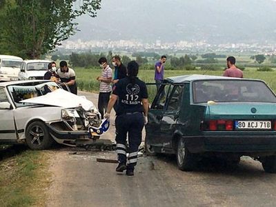 Osmaniye’de İki Araç Boş Yolda Kafa Kafaya Çarpıştı