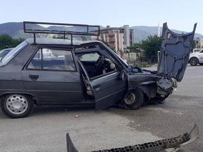 Osmaniye’de Otomobil Direğe Şiddetli Şekilde Çarptı: 2 Yaralı