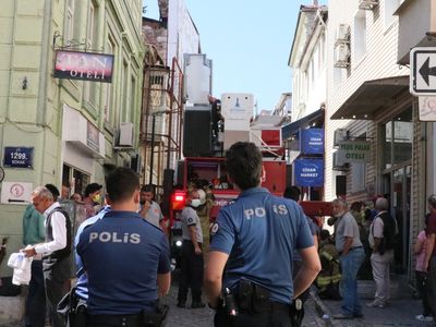 Otelde Çıkan Yangında 3 Kişi Dumandan Etkilendi!