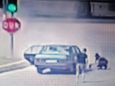Otomobil alevler içerisinde kaldı! Otomobilin sahibi kendini yerden yere attı