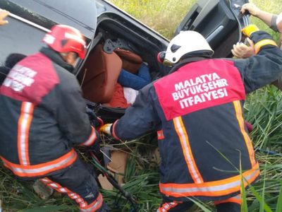 Otomobil elektrik direğine çarptı: Ölü ve yaralılar var