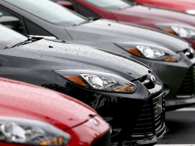 Otomobil piyasasında fiyatlar erimeye başladı: Al-satçı stokçulara darbe