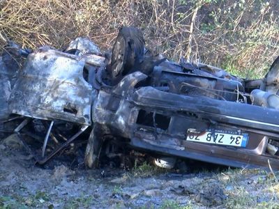 Otomobil yangını acıyla sonuçlandı: 2 ölü, 3 yaralı