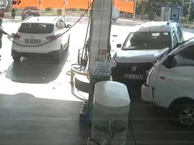 Otomobile çarpmamak için benzinliğe daldı: O anlar kameralara yansıdı