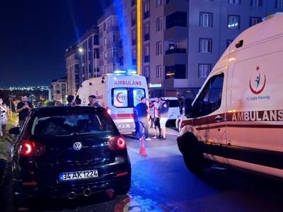 Otomobilin Yaya Geçidinde Kadınlara Çarpma Anı Güvenlik Kamerasında