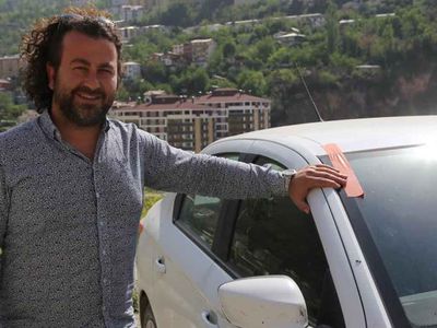 Otomobiline saldırdılar zannetti: Gerçek güvenlik kamerası kayıtlarını izleyince ortaya çıktı!