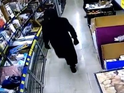Cinsiyetleri sonradan anlaşıldı, oyuncak silahla market gaspı yapanlar komedi filmlerini aratmadı! O anlar kameraya yansıdı..