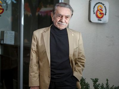 Oyuncu Aydemir Akbaş’tan üzen haber: Hastanede entübe edildi