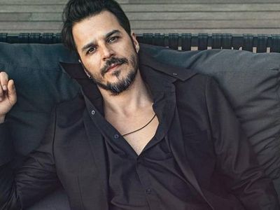 Oyuncu Mehmet Günsür Kızı Cloe İle Kamera Karşısına Geçti, İtalya’daki Dizi Sektörüne Damgasını Vurdu