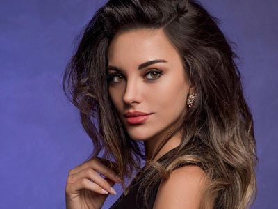 Tuvana Türkay Kolları Sıvadı!