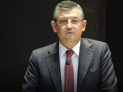 Özgür Özel Grup Başkanı Seçildi
