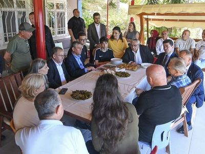 Özgür Özel'den TEB Eski Genel Sekreteri Çağlar'a Taziye Ziyareti