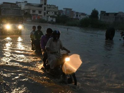 Pakistan'da meydana gelen sağanak yağışlar hayatı olumsuz etkiledi! Hayatın durma noktasına getiren sel ve su baskınlarında 7 kişi yaşamını yitirdi, 20 kişi yaralandı!
