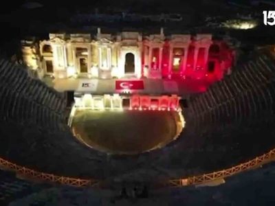 Pamukkale ve Hierapolis, 15 Temmuz anısına kırmızı ve beyaz ışıklarla aydınlatıldı