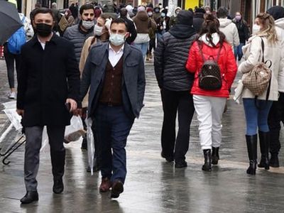 Pandemi kuralları nerelerde geçerli? Yeni dönemde maske takmalı mıyız? Uzmanlardan uyarı geldi: Maske konusunda acele etmeyin