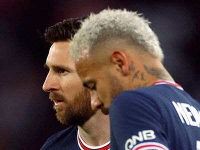Paris Saint Germain takımında Neymar ve Lionel Messi taraftarlar tarafından yuhalandı!