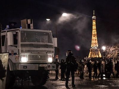 Paris sokakları karıştı: 120 kişi gözaltına alındı