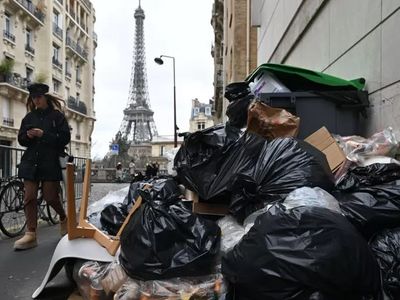 Paris sokaklarında çöp kokusundan yürünmüyor